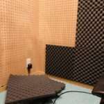 録音スタジオの録音ブース内に吸音材の設置