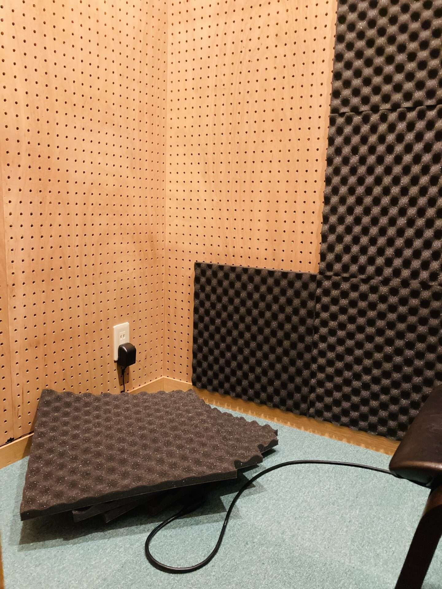 録音スタジオの録音ブース内に吸音材の設置