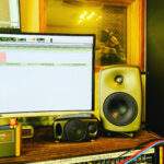 レコーディングスタジオの録音ブースにてヒップホップのラップ録音