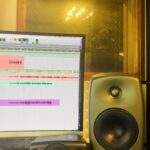 録音スタジオのレコーディングブースにてラップ録音