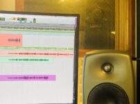 録音スタジオのレコーディングブースにてラップ録音