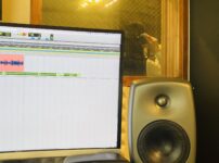 録音スタジオのレコーディングブースにてボーカル録音
