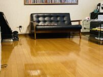 録音スタジオと音楽教室のフローリングのワックスがけ