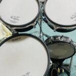 音楽教室のレッスン室でドラムレッスンの練習