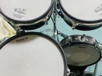 音楽教室のレッスン室でドラムレッスンの練習