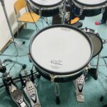 音楽教室のレッスン室にて、電子ドラムを使ったドラムレッスン