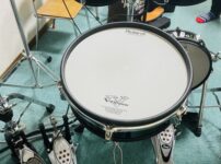 音楽教室のレッスン室にて、電子ドラムを使ったドラムレッスン