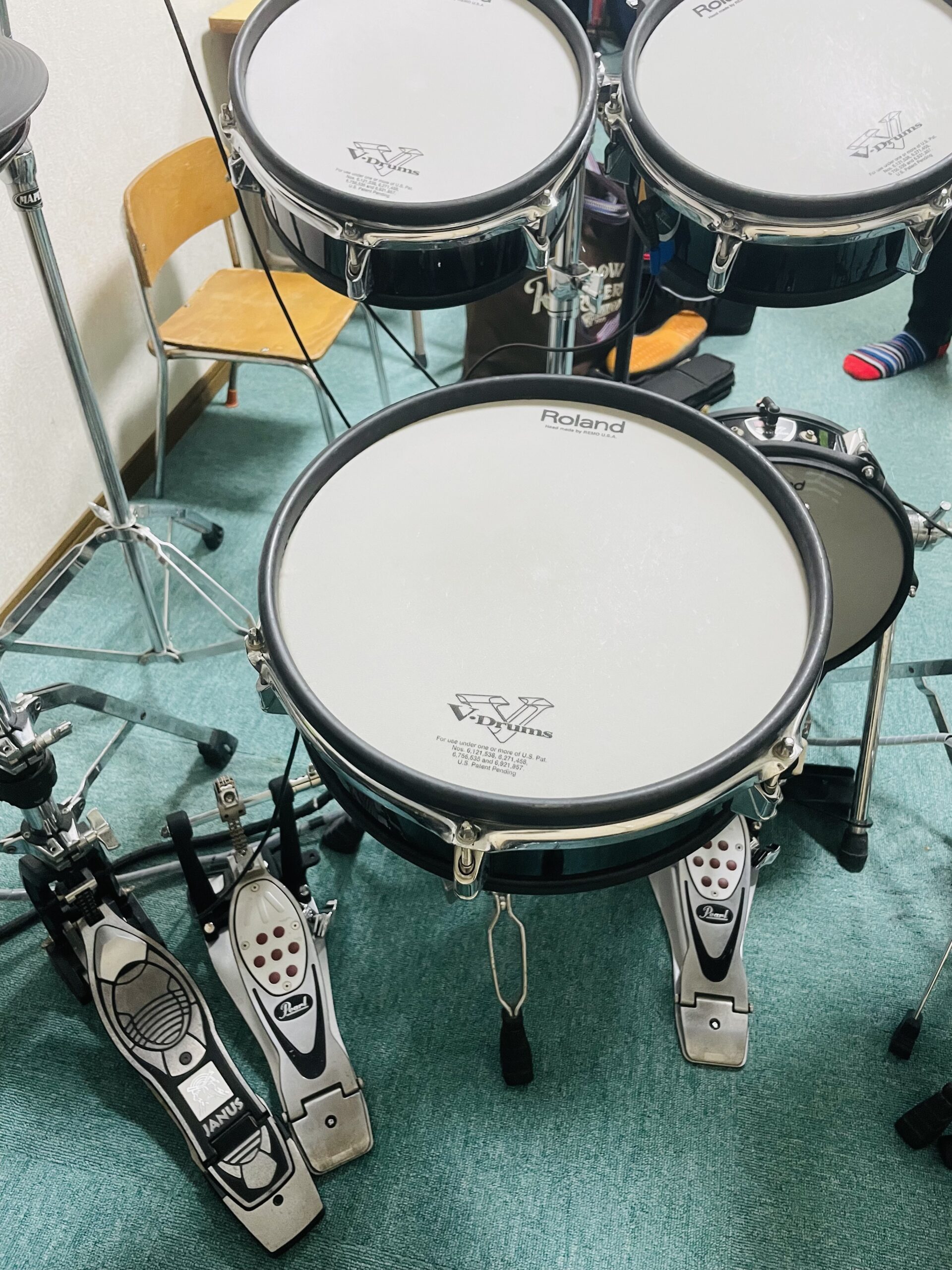 音楽教室のレッスン室にて、電子ドラムを使ったドラムレッスン