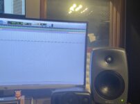 レコーディングスタジオの録音ブース内でナレーション録音