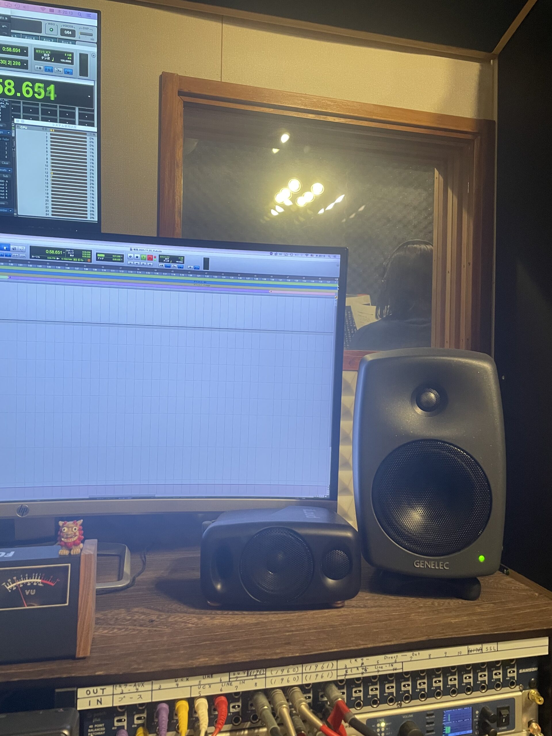 レコーディングスタジオの録音ブース内でナレーション録音