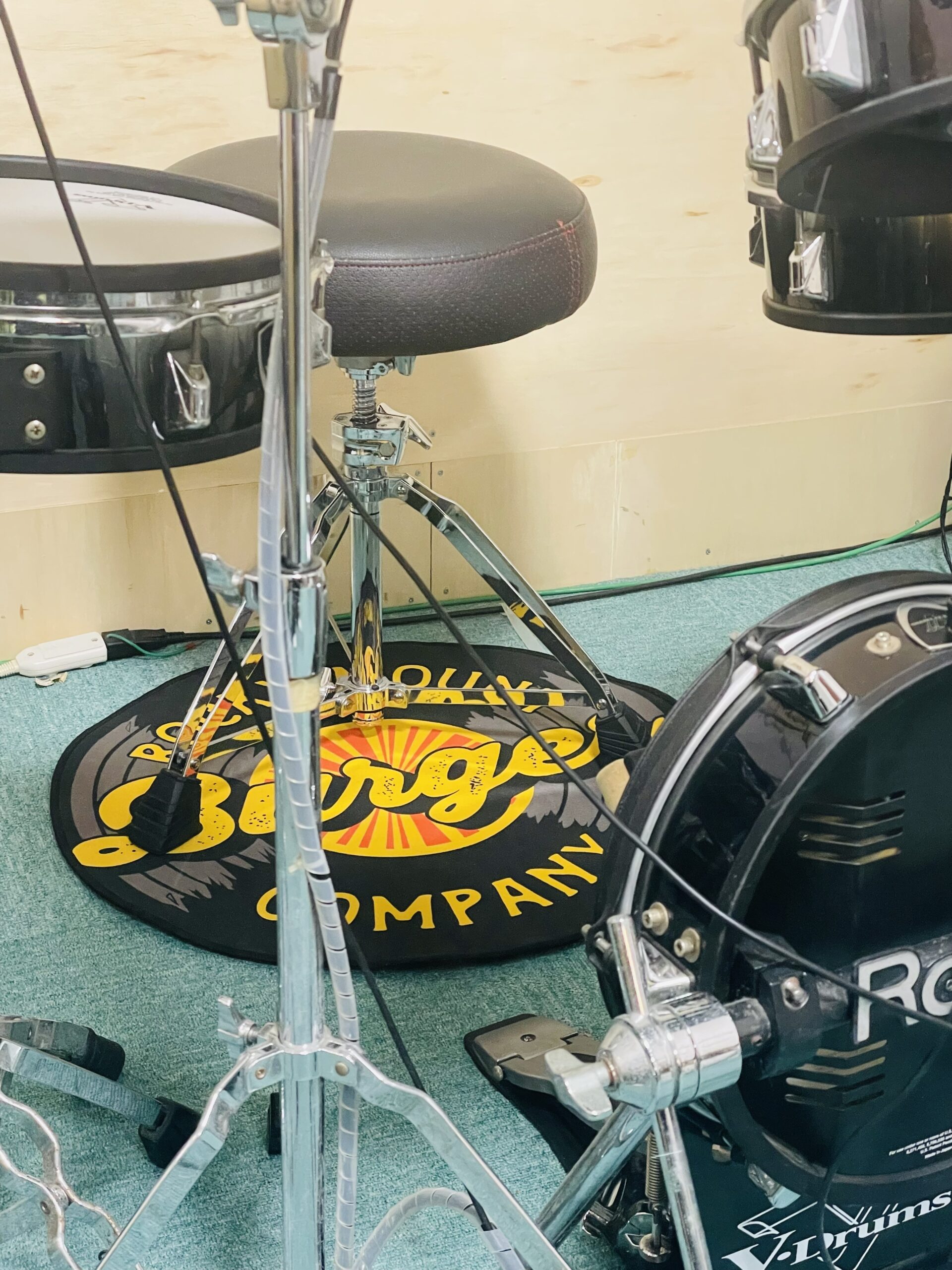 音楽教室のレッスン室内のドラムマット