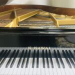 音楽教室のレッスン室にあるグランドピアノの調律