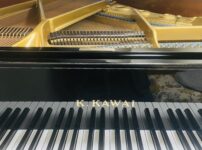 音楽教室のレッスン室にあるグランドピアノの調律