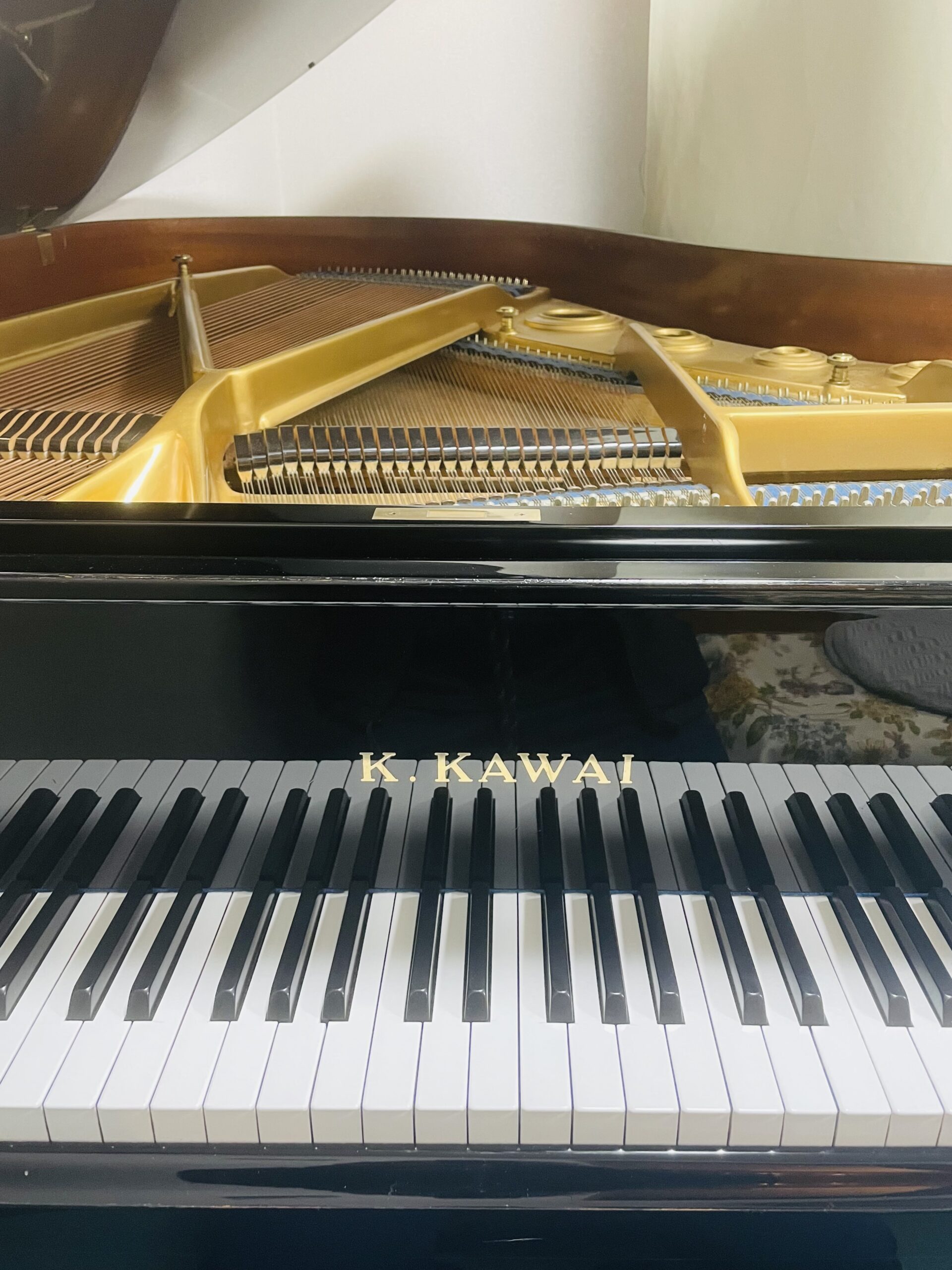 音楽教室のレッスン室にあるグランドピアノの調律
