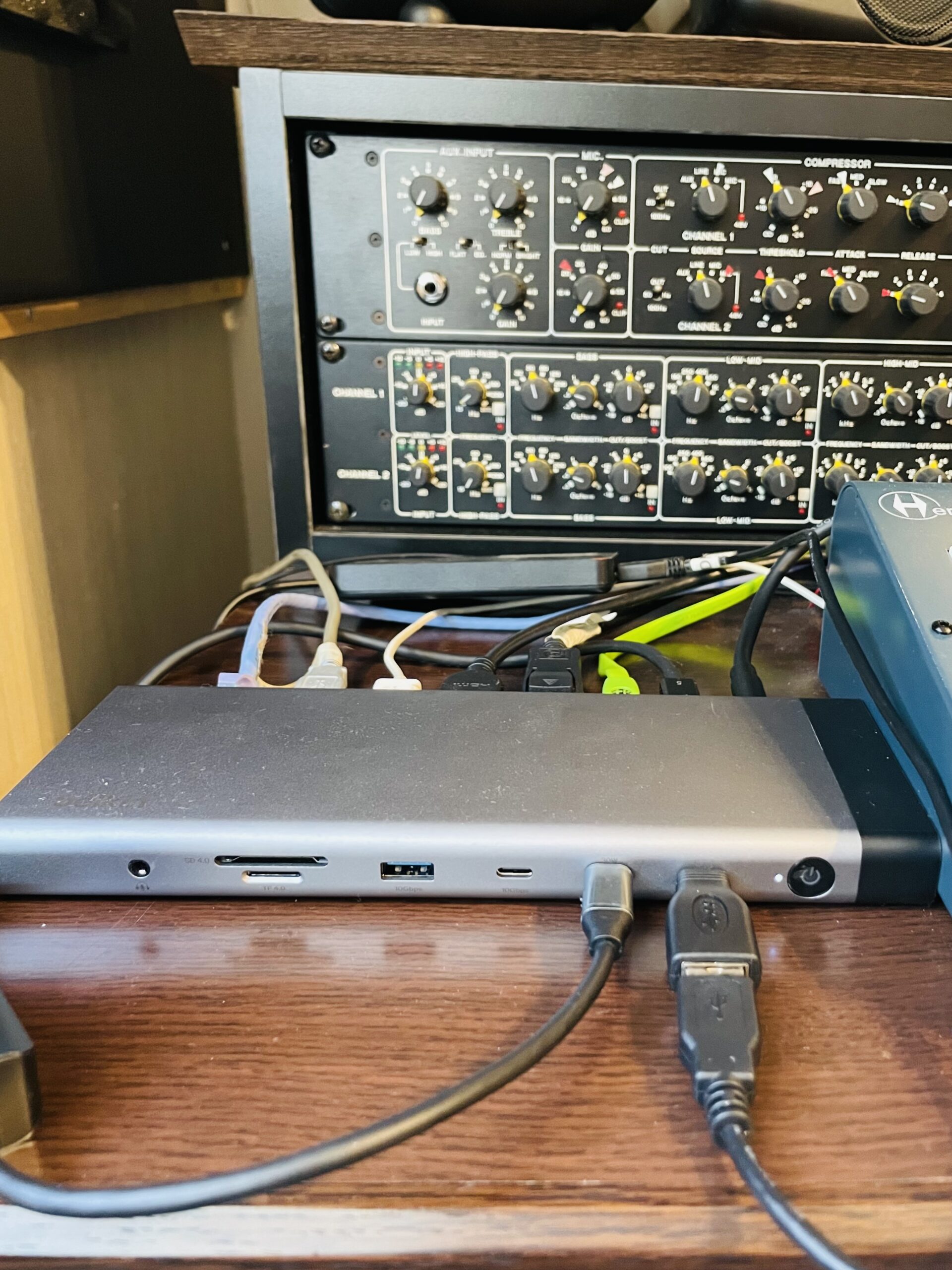 スタジオのMacのセットアップに新しく導入したドッキングステーション